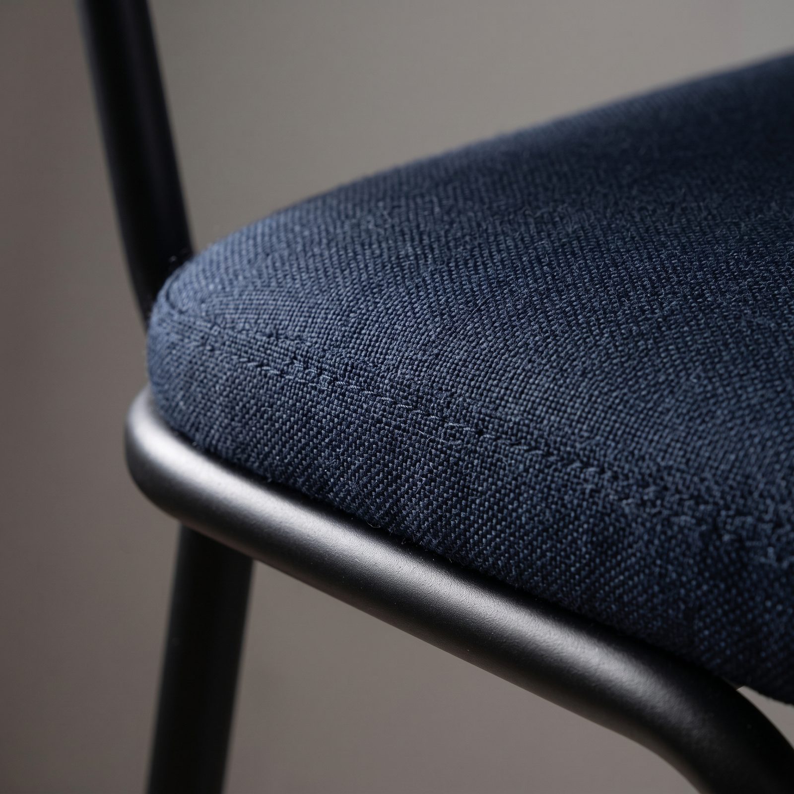 كرسي بار حديث مبطن (C-168B) - Easy Furniture